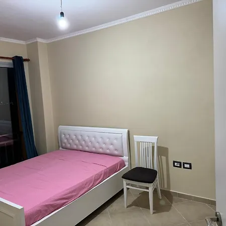 Holiday Apartments فلورا